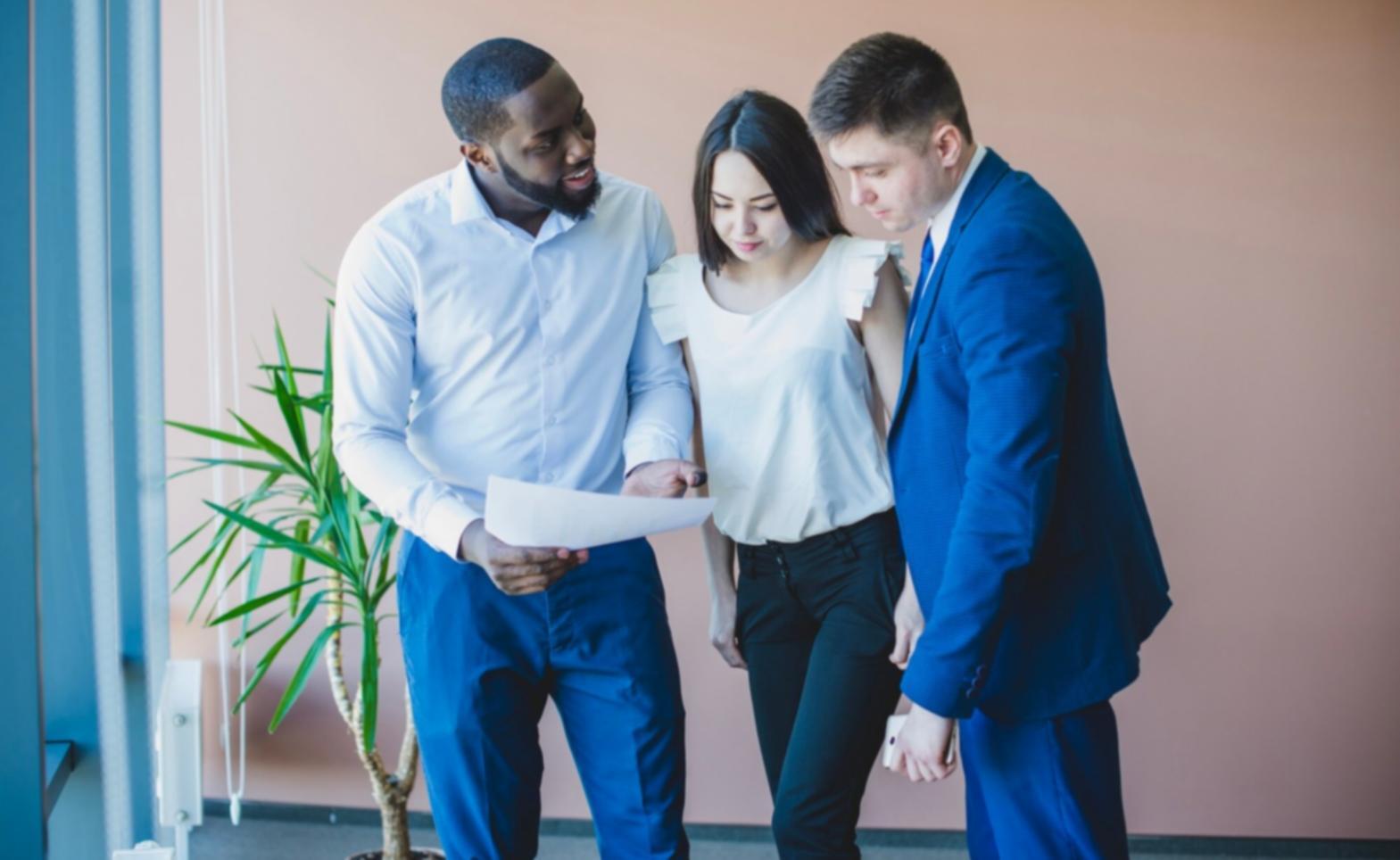 Участники семинара изучают финансовые документы и ведут обсуждение