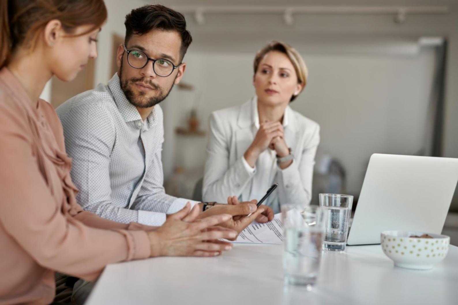 Студенты изучают финансовые документы в классе